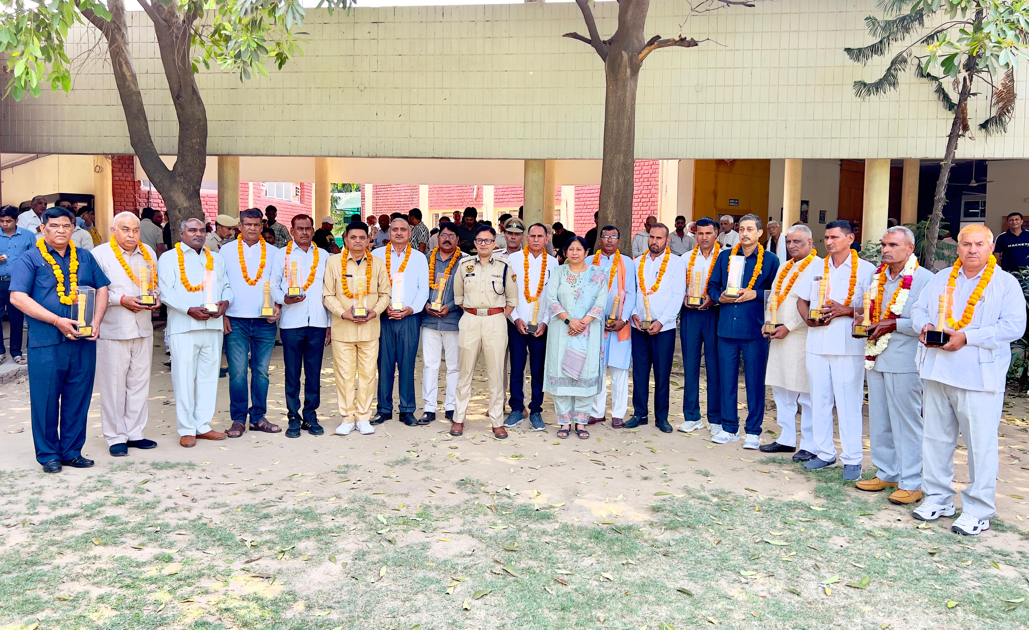 सेवानिवृत्त हुए पुलिस परिवार के सदस्य सेवानिवृत्त हुए पुलिस परिवार के सदस्य