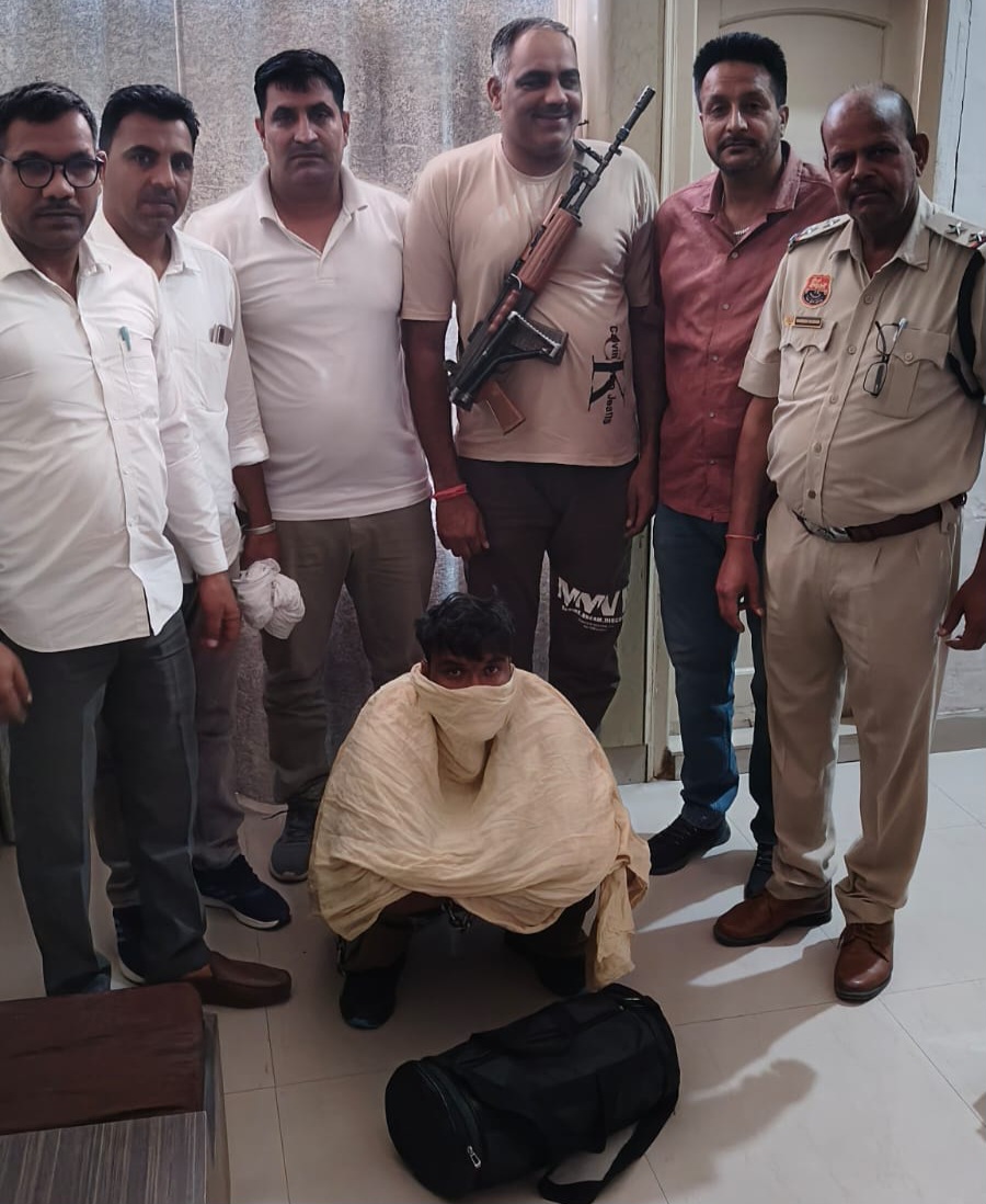 पकड़ा गया हेरोइन तस्कर। पकड़ा गया हेरोइन तस्कर।