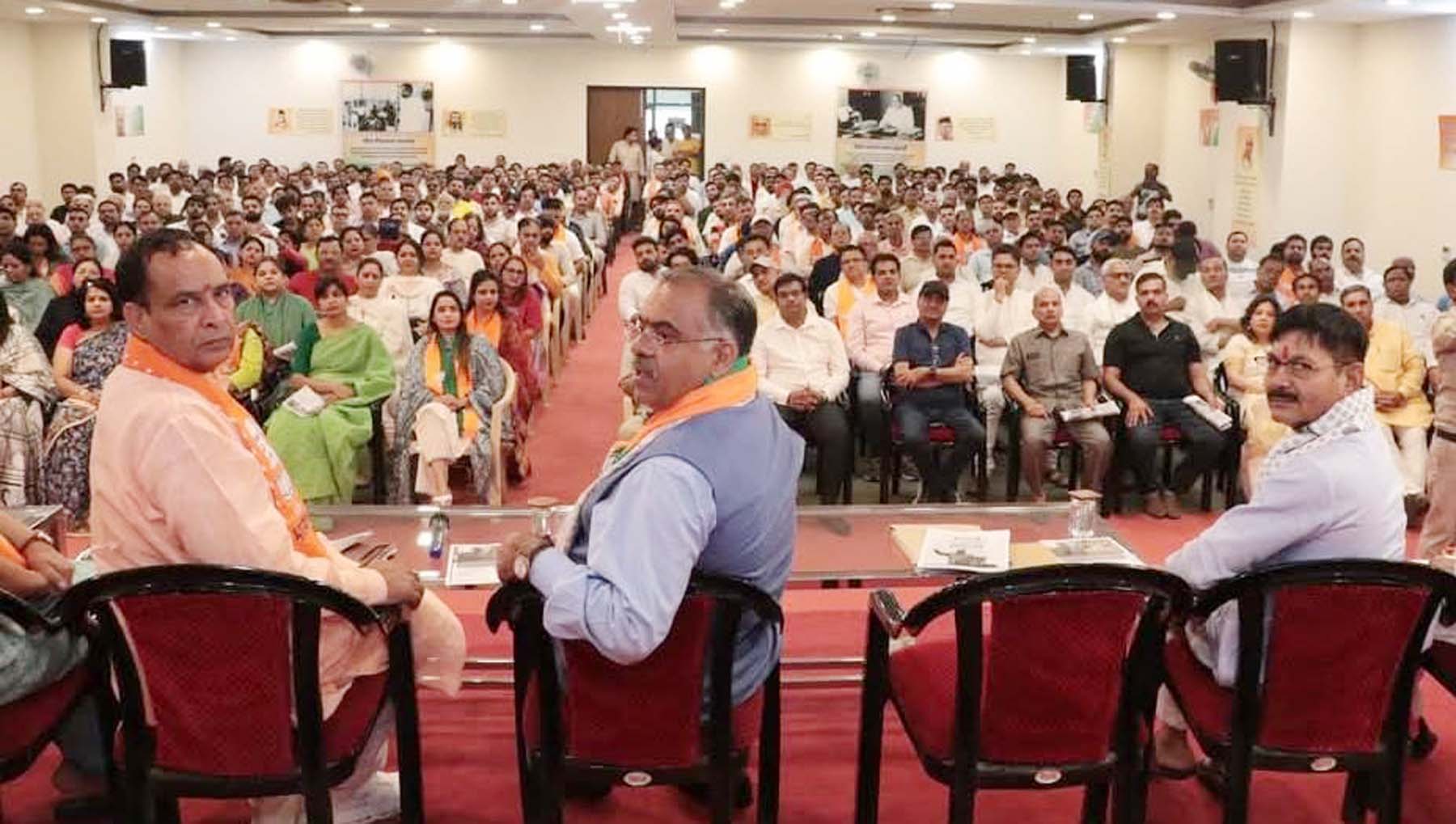 गुरुग्राम स्थित पार्टी कार्यालय गुरुकमल में बाबा साहेब भीम राव अंबेडकर के सम्मान में आयोजित विचार गोष्ठी गुरुग्राम स्थित पार्टी कार्यालय गुरुकमल में बाबा साहेब भीम राव अंबेडकर के सम्मान में आयोजित विचार गोष्ठी