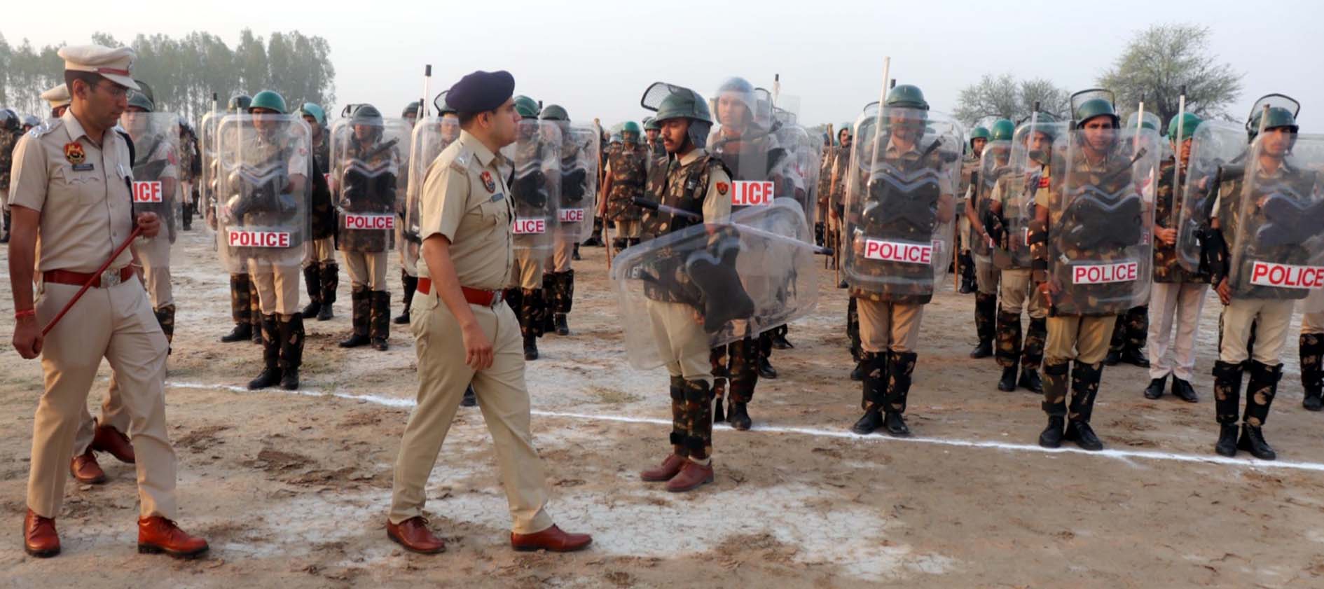माॅक ड्रिल परेड का निरीक्षण करते पुलिस अधीक्षक अमित यशवर्धन। माॅक ड्रिल परेड का निरीक्षण करते पुलिस अधीक्षक अमित यशवर्धन।