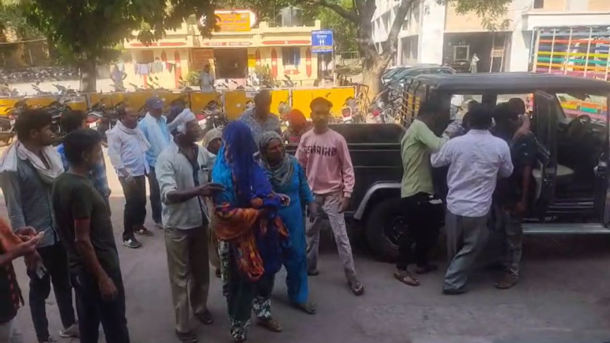 खरगोन में नगर पालिका का सफाई वाहन बेकाबू होकर पलटा खरगोन में नगर पालिका का सफाई वाहन बेकाबू होकर पलटा