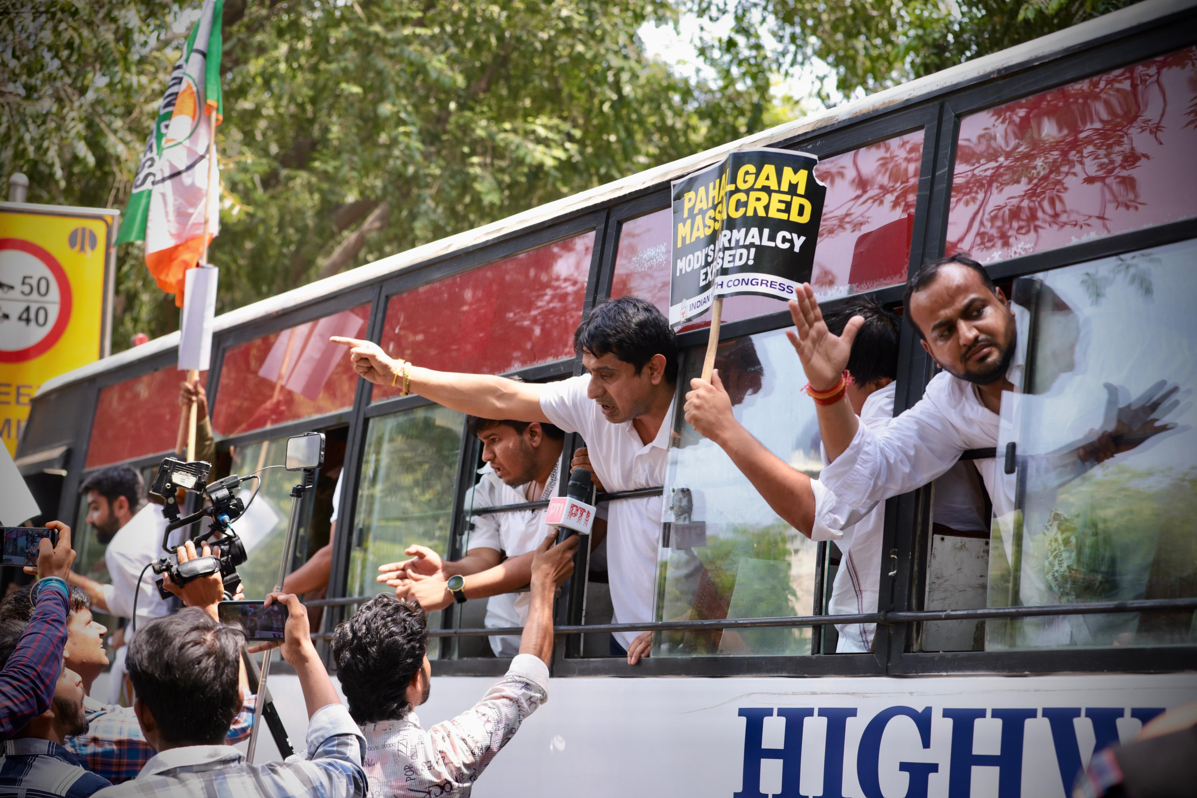 दिल्ली में सोमवार को पाकिस्तान उच्चायोग के बाहर प्रदर्शन कर रहे भारतीय युवा कांग्रेस के कार्यकर्ताओं को हिरासत में लेकर जाती पुलिस दिल्ली में सोमवार को पाकिस्तान उच्चायोग के बाहर प्रदर्शन कर रहे भारतीय युवा कांग्रेस के कार्यकर्ताओं को हिरासत में लेकर जाती पुलिस