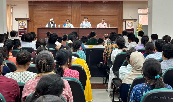 बैठक करते कुलपति प्रो. अजय तनेजा बैठक करते कुलपति प्रो. अजय तनेजा