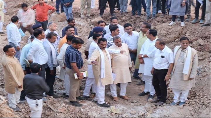 ग्वालियरः मंत्री सिलावट ने किया लश्कर क्षेत्र के विकास कार्यों का निरीक्षण ग्वालियरः मंत्री सिलावट ने किया लश्कर क्षेत्र के विकास कार्यों का निरीक्षण
