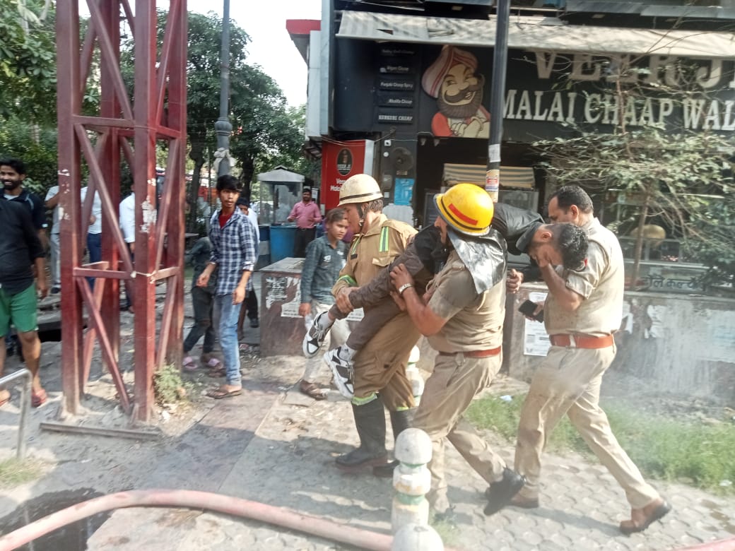 आग बुझाते दमकल कर्मी