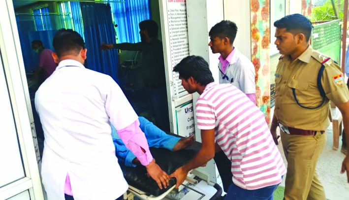 घायलों को अस्पताल ले जाते हुए घायलों को अस्पताल ले जाते हुए