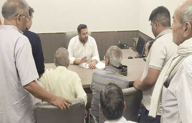 सोनीपत विधायक निखिल मदान लोगों की समस्याओं को सुनते हुए। सोनीपत विधायक निखिल मदान लोगों की समस्याओं को सुनते हुए।