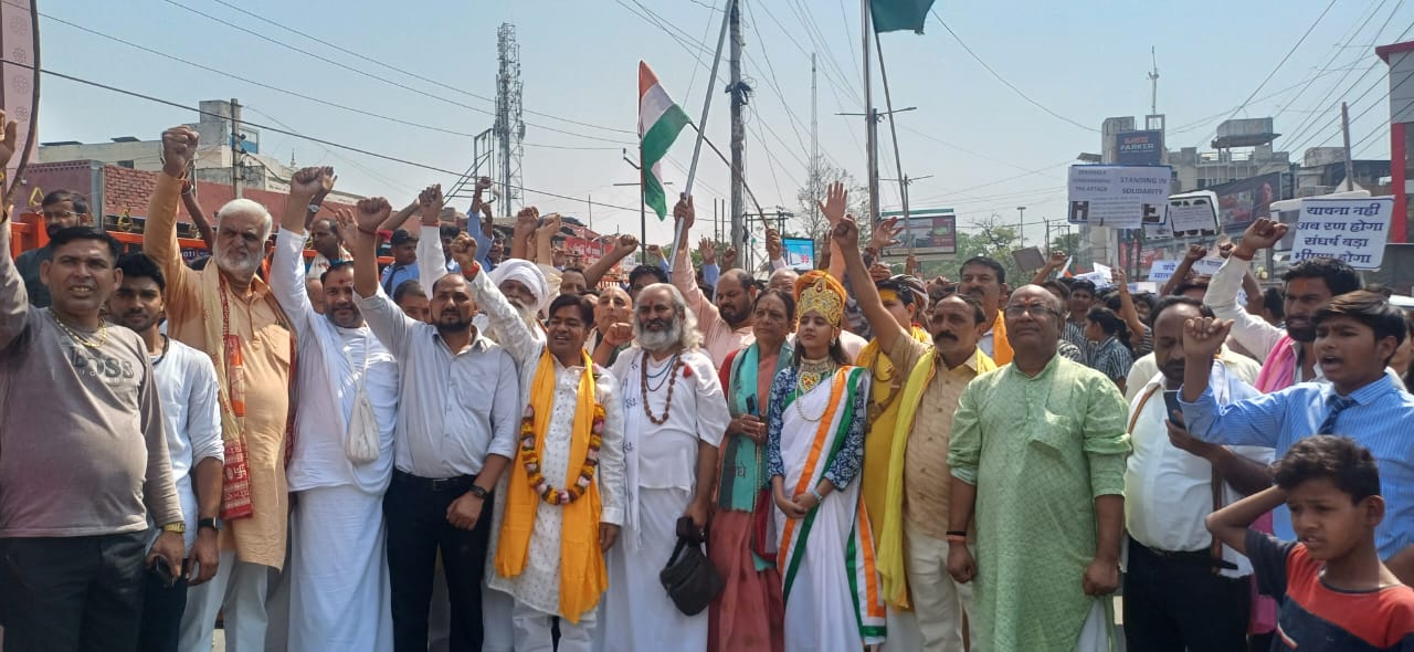 मानव श्रृंखला में प्रमुख संत महात्मा धार्मिक,सामाजिक, महिला संगठन हिंदूवादी संगठन, युवा, छात्र छात्राएं सिटीजन नागरिक और विदेशी भक्त मानव श्रृंखला में प्रमुख संत महात्मा धार्मिक,सामाजिक, महिला संगठन हिंदूवादी संगठन, युवा, छात्र छात्राएं सिटीजन नागरिक और विदेशी भक्त