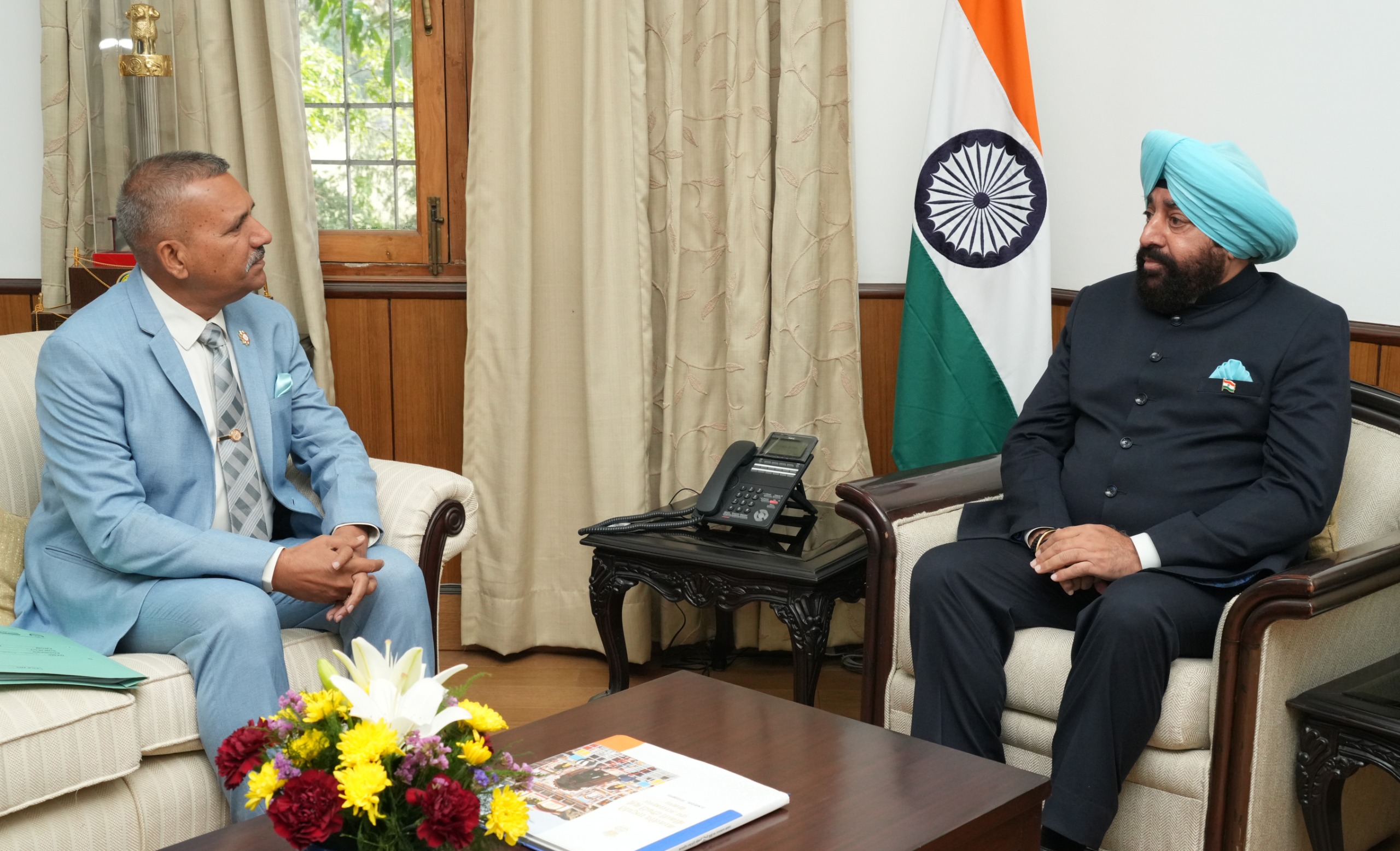 राज्यपाल लेफ्टिनेंट जनरल गुरमीत सिंह (से.नि.) से सोमवार को राजभवन में ले. ज. ए के सिंह (से.नि.) शिष्टाचार भेंट करते। राज्यपाल लेफ्टिनेंट जनरल गुरमीत सिंह (से.नि.) से सोमवार को राजभवन में ले. ज. ए के सिंह (से.नि.) शिष्टाचार भेंट करते।