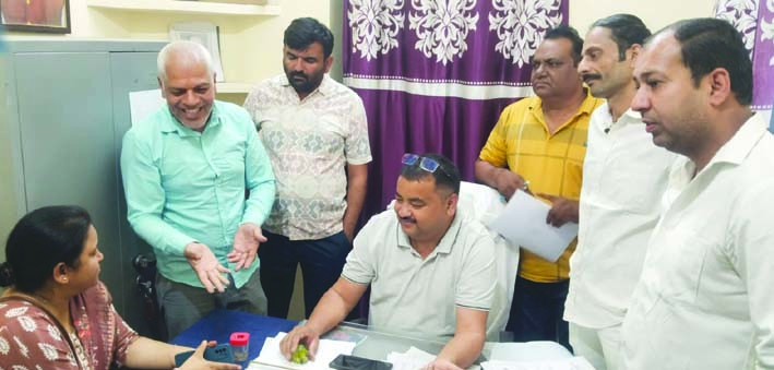 क्षेत्रिय खाद्य आपूर्ति अधिकारी को ज्ञापन देते पार्षद क्षेत्रिय खाद्य आपूर्ति अधिकारी को ज्ञापन देते पार्षद