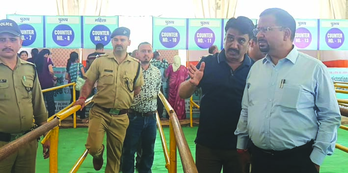 पंजीकरण केन्द्र की व्यवस्थाओं का जायजा लेते डीएम पंजीकरण केन्द्र की व्यवस्थाओं का जायजा लेते डीएम