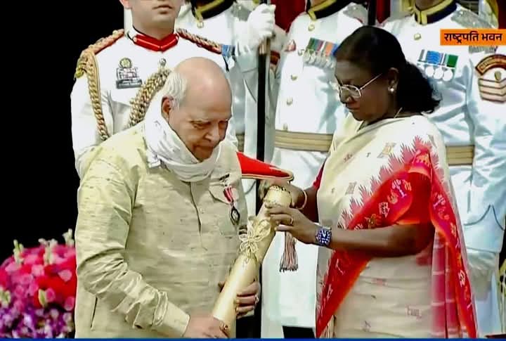 राष्ट्रपति द्वारा सम्मानित होते पद्मश्री हृदय नारायण दीक्षित राष्ट्रपति द्वारा सम्मानित होते पद्मश्री हृदय नारायण दीक्षित