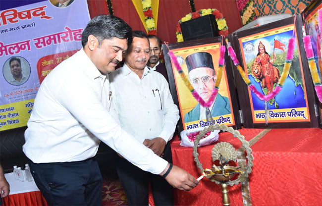 सोनीपत: भारत माता की तस्वीर के समक्ष दीप प्रज्जवलित करते विशिष्टातिथि नवीन कौशिक। सोनीपत: भारत माता की तस्वीर के समक्ष दीप प्रज्जवलित करते विशिष्टातिथि नवीन कौशिक।