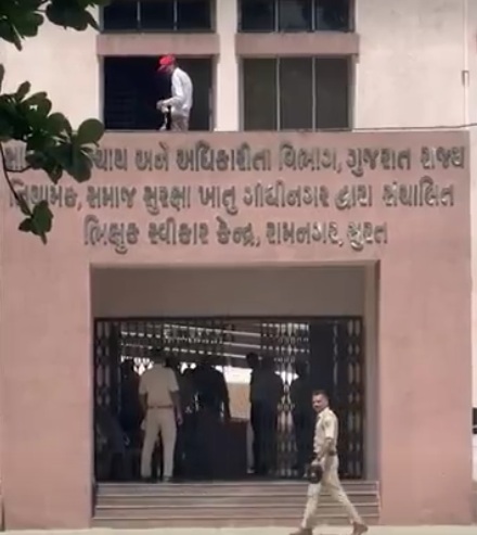 सूरत के विभिन्न क्षेत्राें से पकड़े गए अवैध बांग्लादेशी घुसपैठियाें काे रांदेर क्षेत्र के भिक्षुक गृह में रखा गया है। सूरत के विभिन्न क्षेत्राें से पकड़े गए अवैध बांग्लादेशी घुसपैठियाें काे रांदेर क्षेत्र के भिक्षुक गृह में रखा गया है।