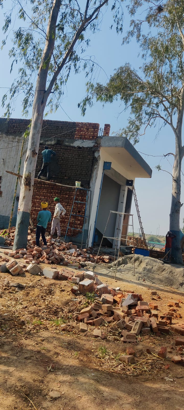 ढहाए गए निर्माणों पर किए जा रहे निर्माण। ढहाए गए निर्माणों पर किए जा रहे निर्माण।