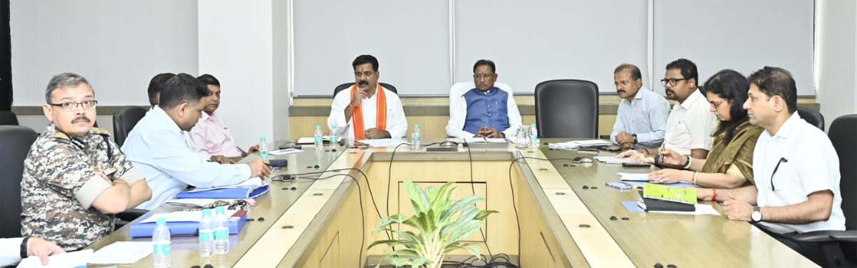 मुख्यमंत्री साय नक्सल उन्मूलन अभियान की समीक्षा करते मुख्यमंत्री साय नक्सल उन्मूलन अभियान की समीक्षा करते