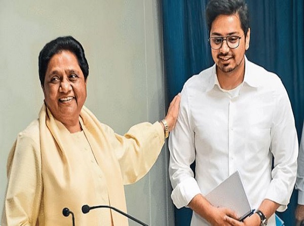 मायावती संग आकाश आनंद की फाइल फोटो मायावती संग आकाश आनंद की फाइल फोटो