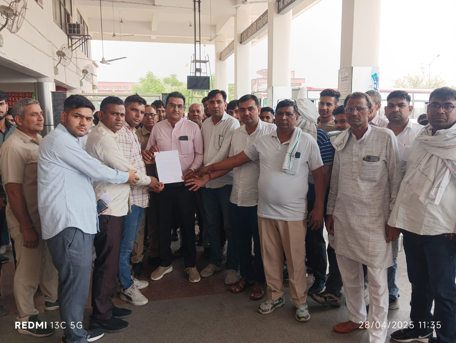 मांगों को लेकर प्रदर्शन करते हुए रोडवेज कर्मचारी। मांगों को लेकर प्रदर्शन करते हुए रोडवेज कर्मचारी।