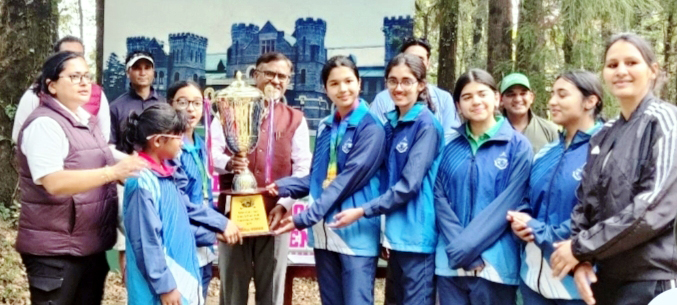 गर्वर्नर्स गोल्फ कप की बालिका वर्ग की विजेता टीम को पुरस्कृत करते कुलपति प्रो. रावत। गर्वर्नर्स गोल्फ कप की बालिका वर्ग की विजेता टीम को पुरस्कृत करते कुलपति प्रो. रावत।