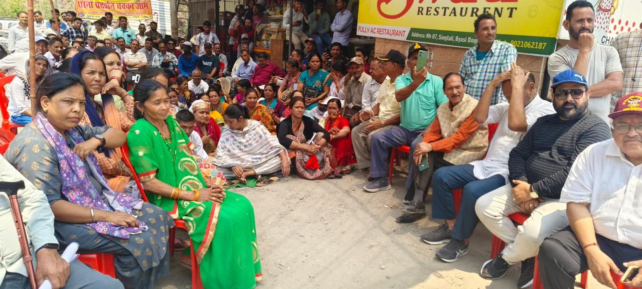 सिंगटाली मोटर पुल को लेकर विभिन्न संगठनों ने दिया धरना, सरकार को चेताया सिंगटाली मोटर पुल को लेकर विभिन्न संगठनों ने दिया धरना, सरकार को चेताया