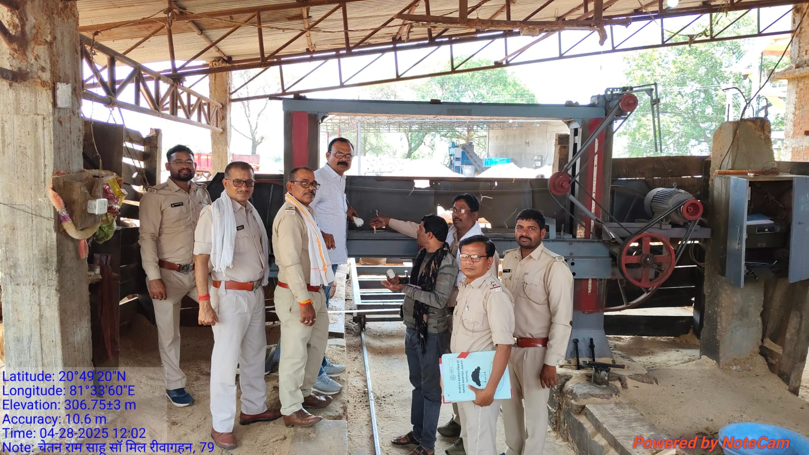 सा-मिल पर कार्रवाई करते हुए वन विभाग के अधिकारी-कर्मचारी।