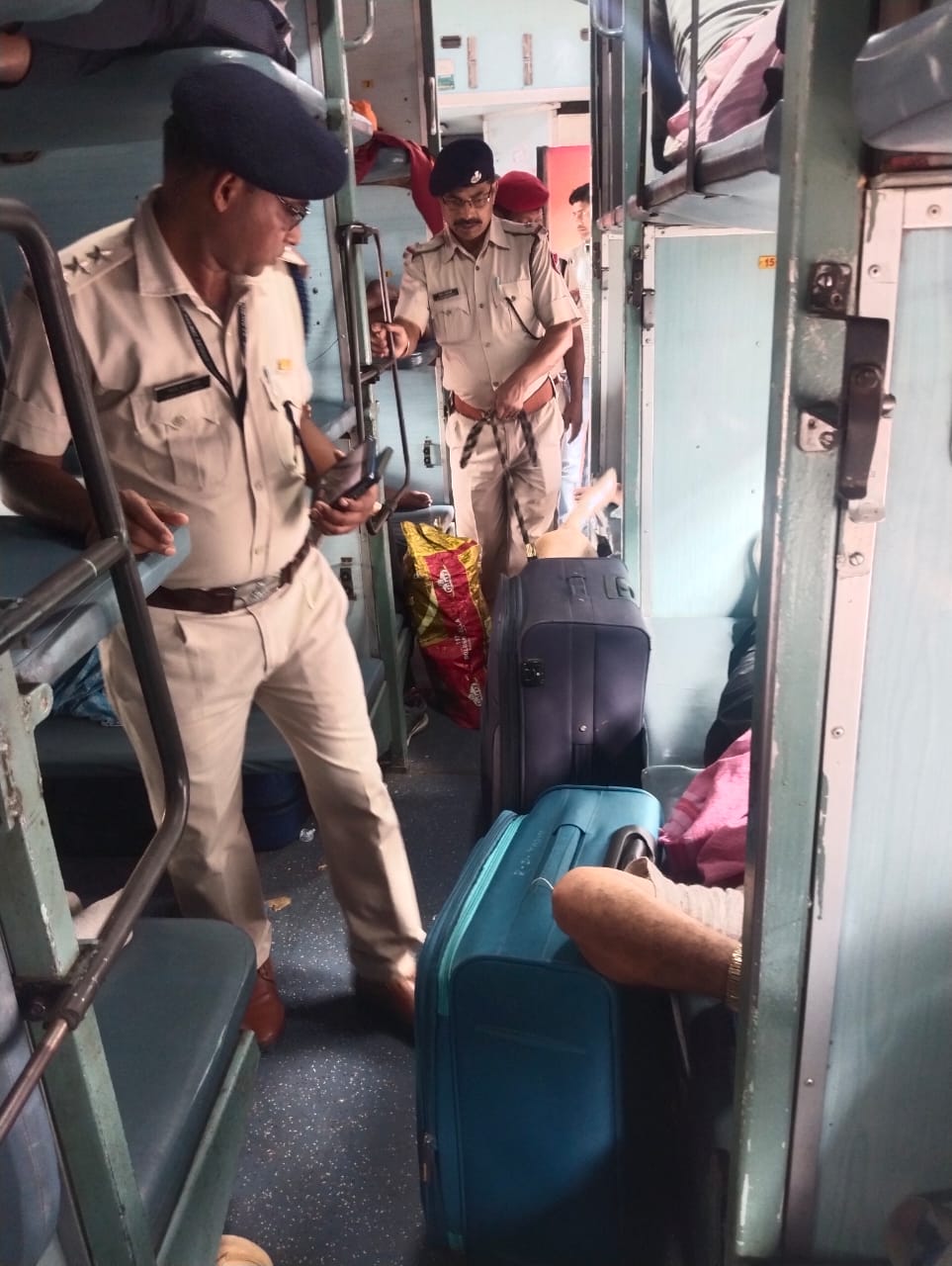 कोकराझार में एपीडीजे डॉग स्कॉट के साथ संयुक्त तलाशी एवं जांच अभियान चलाया। कोकराझार में एपीडीजे डॉग स्कॉट के साथ संयुक्त तलाशी एवं जांच अभियान चलाया।