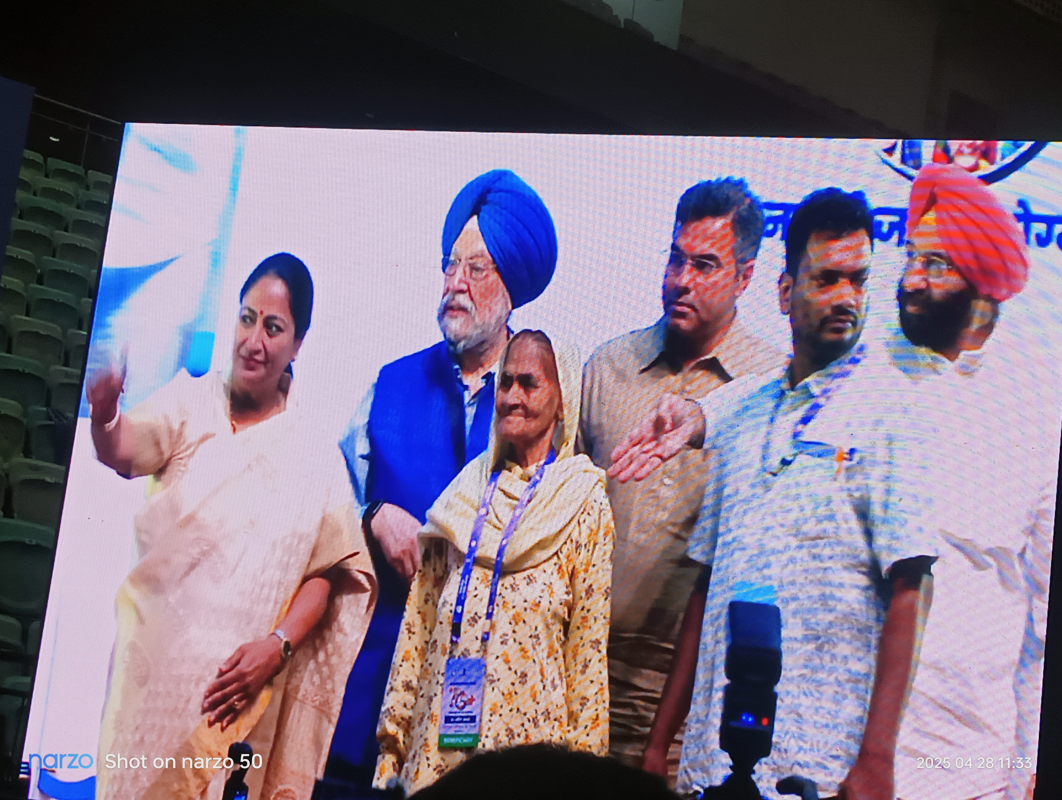 दिल्ली के त्याग राज स्टेडियम में सोमवार को आयुष्मान वय वंदना योजना के तहत कार्ड देती मुख्यमंत्री रेखा गुप्ता दिल्ली के त्याग राज स्टेडियम में सोमवार को आयुष्मान वय वंदना योजना के तहत कार्ड देती मुख्यमंत्री रेखा गुप्ता