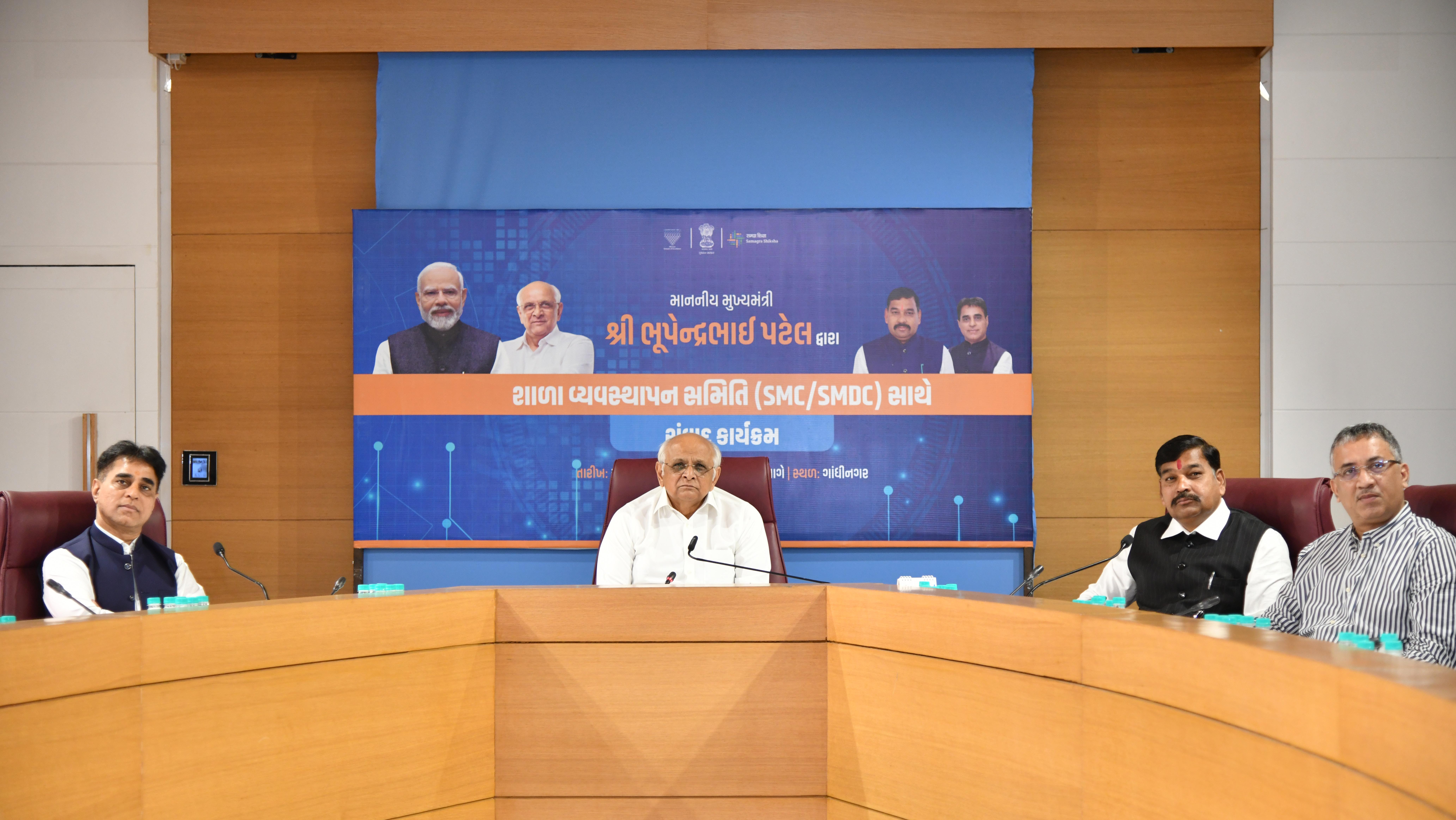 राज्य के प्राथमिक एवं माध्यमिक स्कूलों की प्रबंधन समितियों के सदस्यों के साथ के वीडियो संवाद के दौरान बच्ची से मुख्यमंत्री ने बातचीत की। राज्य के प्राथमिक एवं माध्यमिक स्कूलों की प्रबंधन समितियों के सदस्यों के साथ के वीडियो संवाद के दौरान बच्ची से मुख्यमंत्री ने बातचीत की।