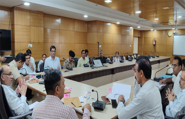 अधिकारियों की बैठक लेते हुए उपायुक्त डॉ विवेक भारती। अधिकारियों की बैठक लेते हुए उपायुक्त डॉ विवेक भारती।