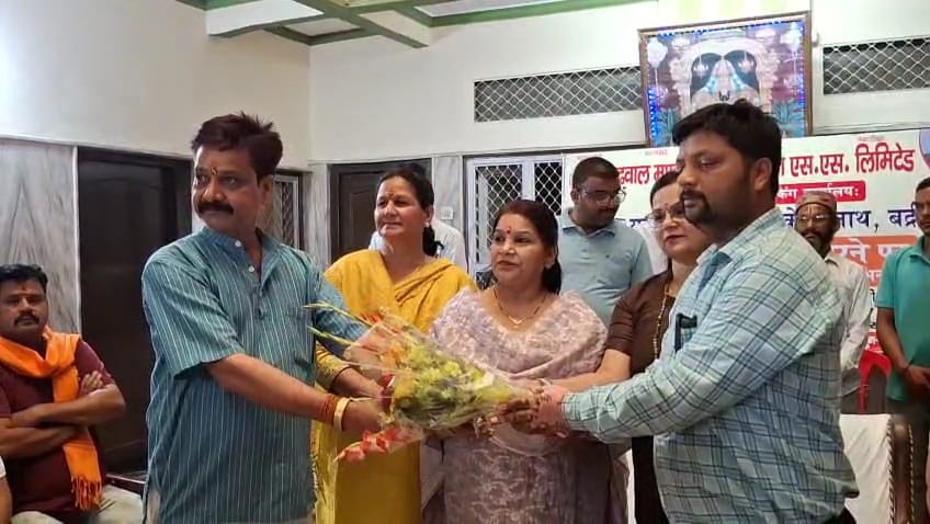 कार्यालय का शुभारंभ करती मेयर कार्यालय का शुभारंभ करती मेयर