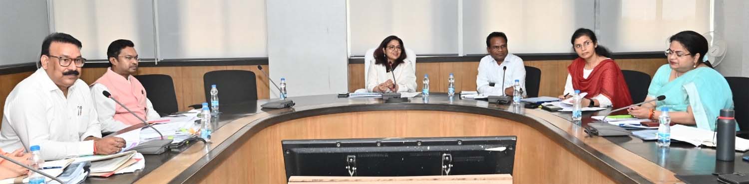 राज्य बाल संरक्षण समिति की बैठक लेती शम्मी आबिदी राज्य बाल संरक्षण समिति की बैठक लेती शम्मी आबिदी