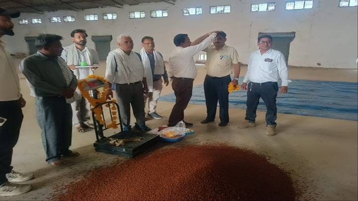 कृषक निमेष से खरीदी गई पहली तुअर कृषक निमेष से खरीदी गई पहली तुअर