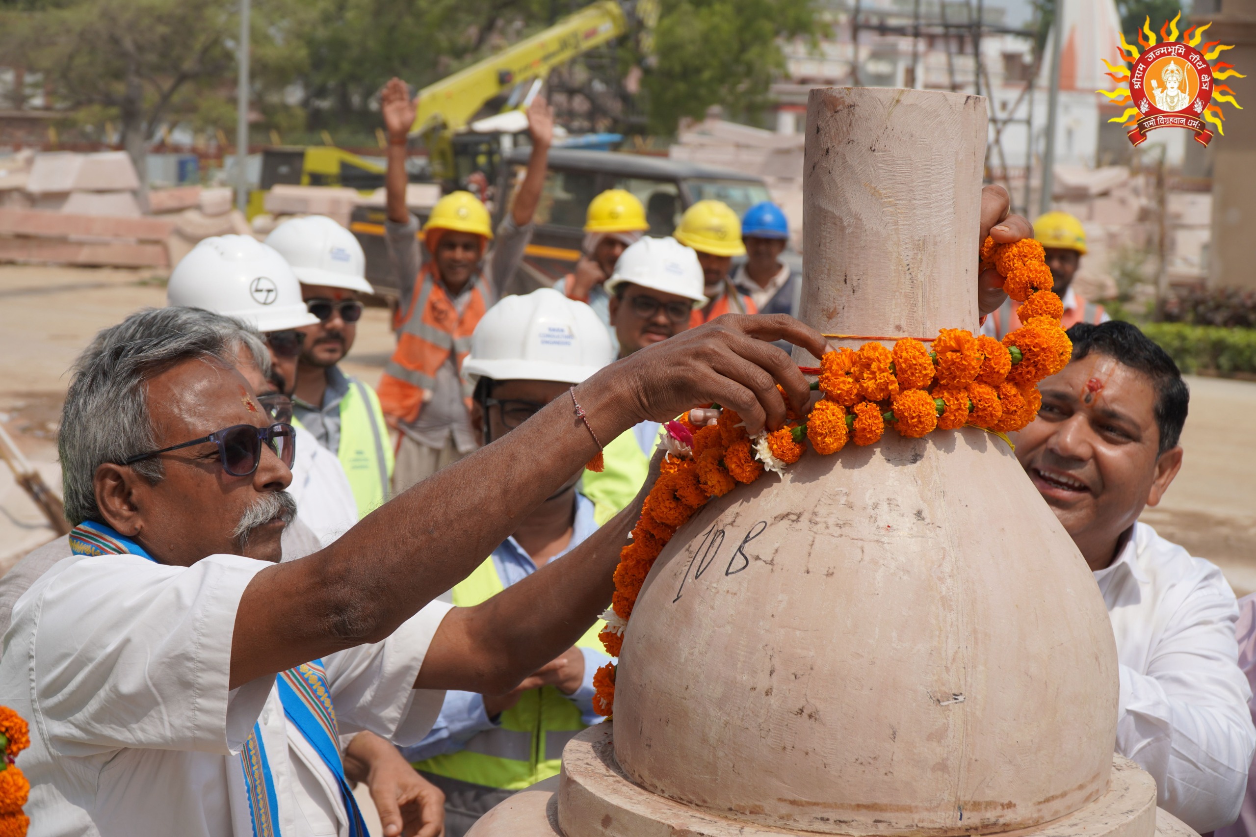 अन्नपूर्णा माता मन्दिर का शिखर कलश अनुष्ठान पूर्वक स्थापित किया गया अन्नपूर्णा माता मन्दिर का शिखर कलश अनुष्ठान पूर्वक स्थापित किया गया