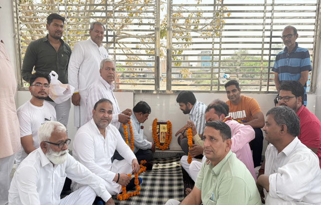 सोनीपत:भगवान परशुराम के चित्र पर पुष्पमाला अर्पित करते विधायक पवन खरखौदा सोनीपत:भगवान परशुराम के चित्र पर पुष्पमाला अर्पित करते विधायक पवन खरखौदा