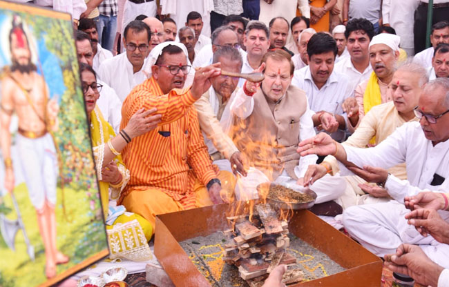सोनीपत: डॉ.अरविंद शर्मा ने सोनीपत रोड स्थित भगवान परशुराम चौक पर हवन करते हुए। सोनीपत: डॉ.अरविंद शर्मा ने सोनीपत रोड स्थित भगवान परशुराम चौक पर हवन करते हुए।