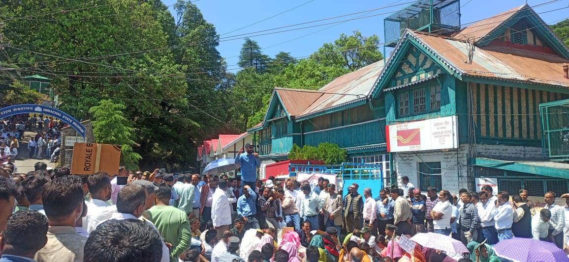 प्राथमिक शिक्षकों का प्रदर्शन प्राथमिक शिक्षकों का प्रदर्शन