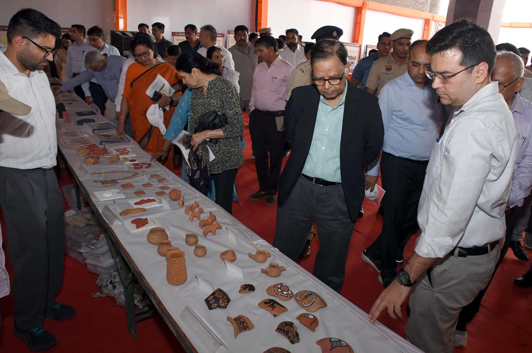 राखी गढ़ी में संग्रहालय का दौरा करते आयोग के अध्यक्ष एवं अन्य सदस्य। राखी गढ़ी में संग्रहालय का दौरा करते आयोग के अध्यक्ष एवं अन्य सदस्य।
