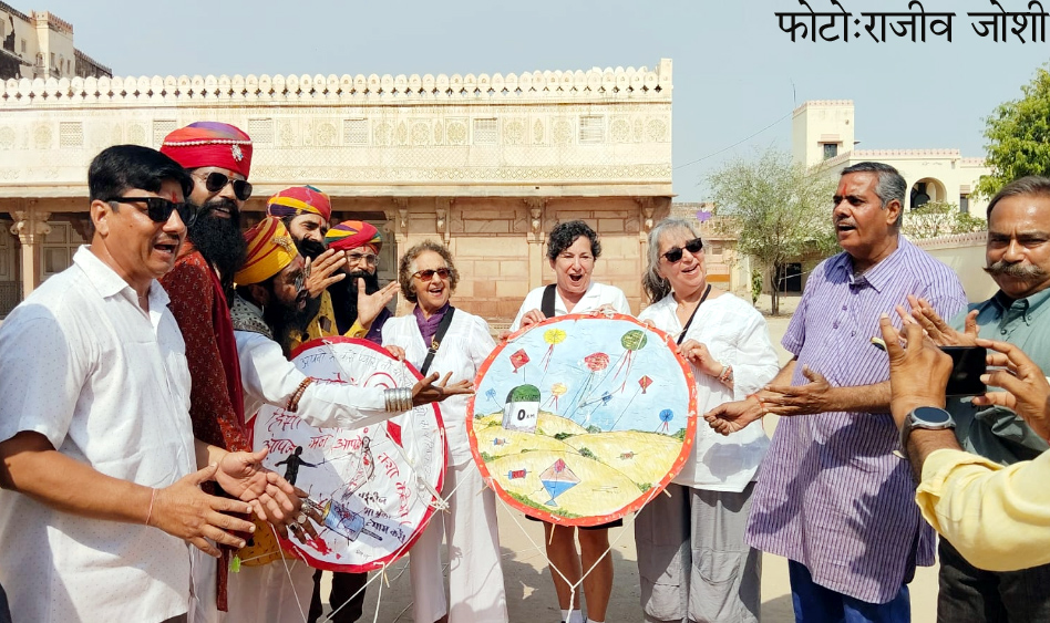 विदेशी पर्यटकों ने भी उड़ाया चंदा : पारम्परिक चंदा उड़ाकर किया पारम्परिक जयघोष विदेशी पर्यटकों ने भी उड़ाया चंदा : पारम्परिक चंदा उड़ाकर किया पारम्परिक जयघोष