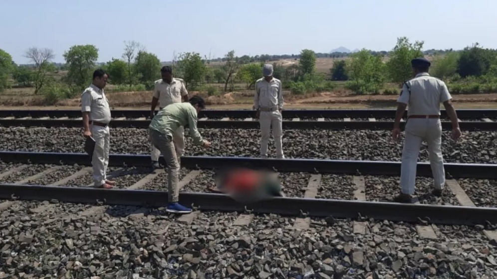 शव को ले जाती पुलिस शव को ले जाती पुलिस