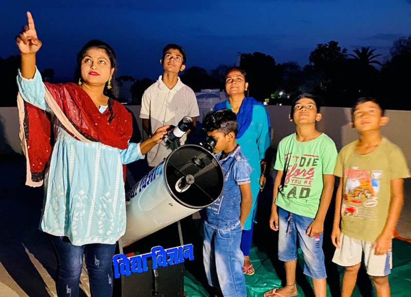 खगोलीय घटना की जानकारी देते हुए विज्ञान प्रसारक सारिका खगोलीय घटना की जानकारी देते हुए विज्ञान प्रसारक सारिका