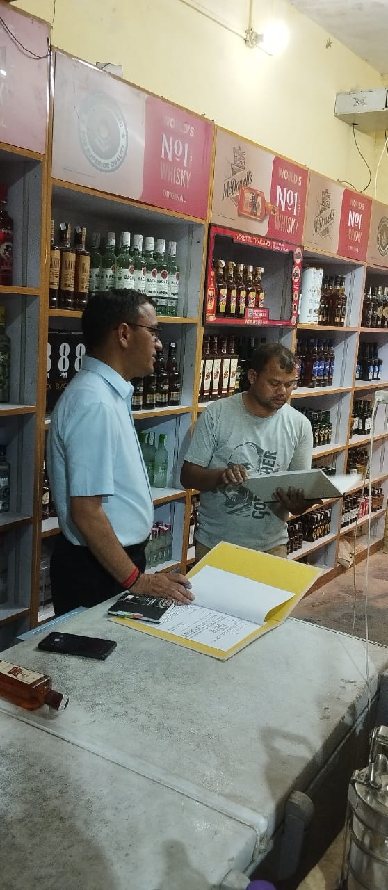 शराब की दुकानों पर छापेमारी करते अधिकारी शराब की दुकानों पर छापेमारी करते अधिकारी