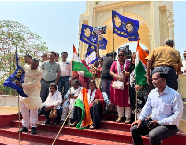 प्रदर्शन करते आरपीआई के कार्यकर्ता प्रदर्शन करते आरपीआई के कार्यकर्ता