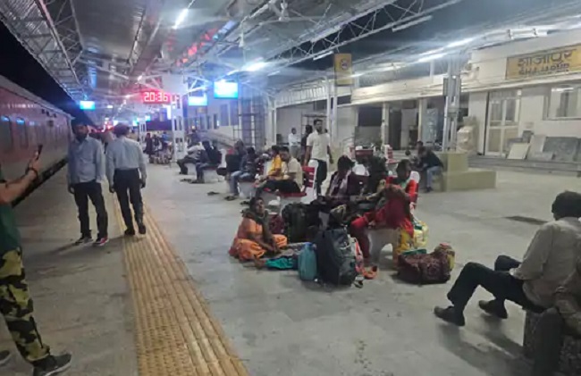 झांसी-बांद्रा ट्रेन को भी शाजापुर रेलवे स्टेशन पर