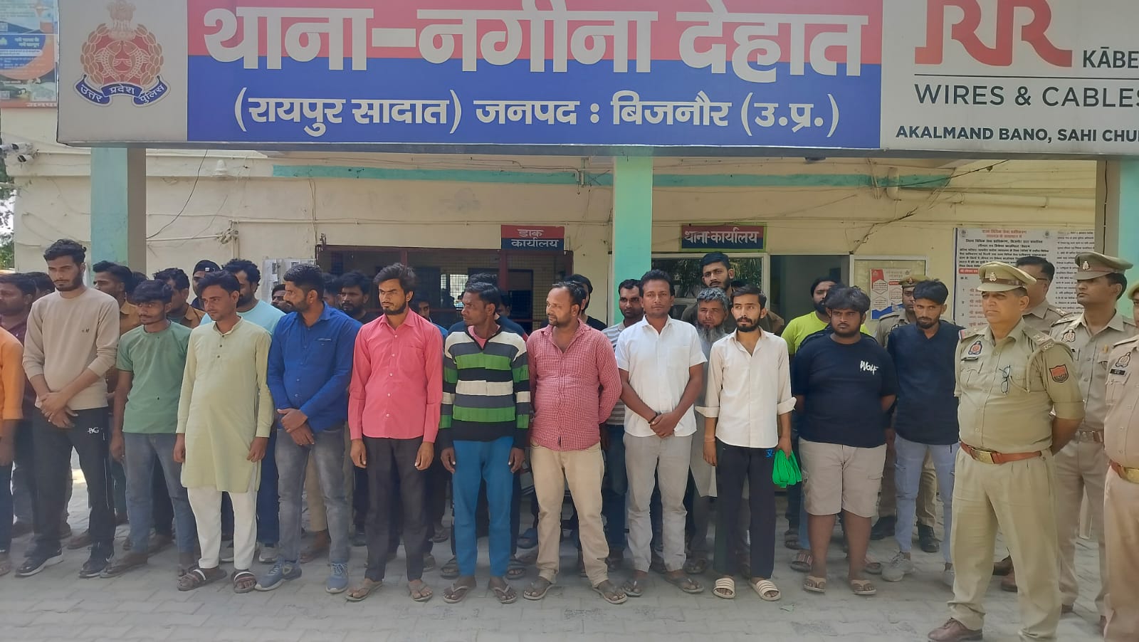 हिरासत में पकड़े गए लोग हिरासत में पकड़े गए लोग