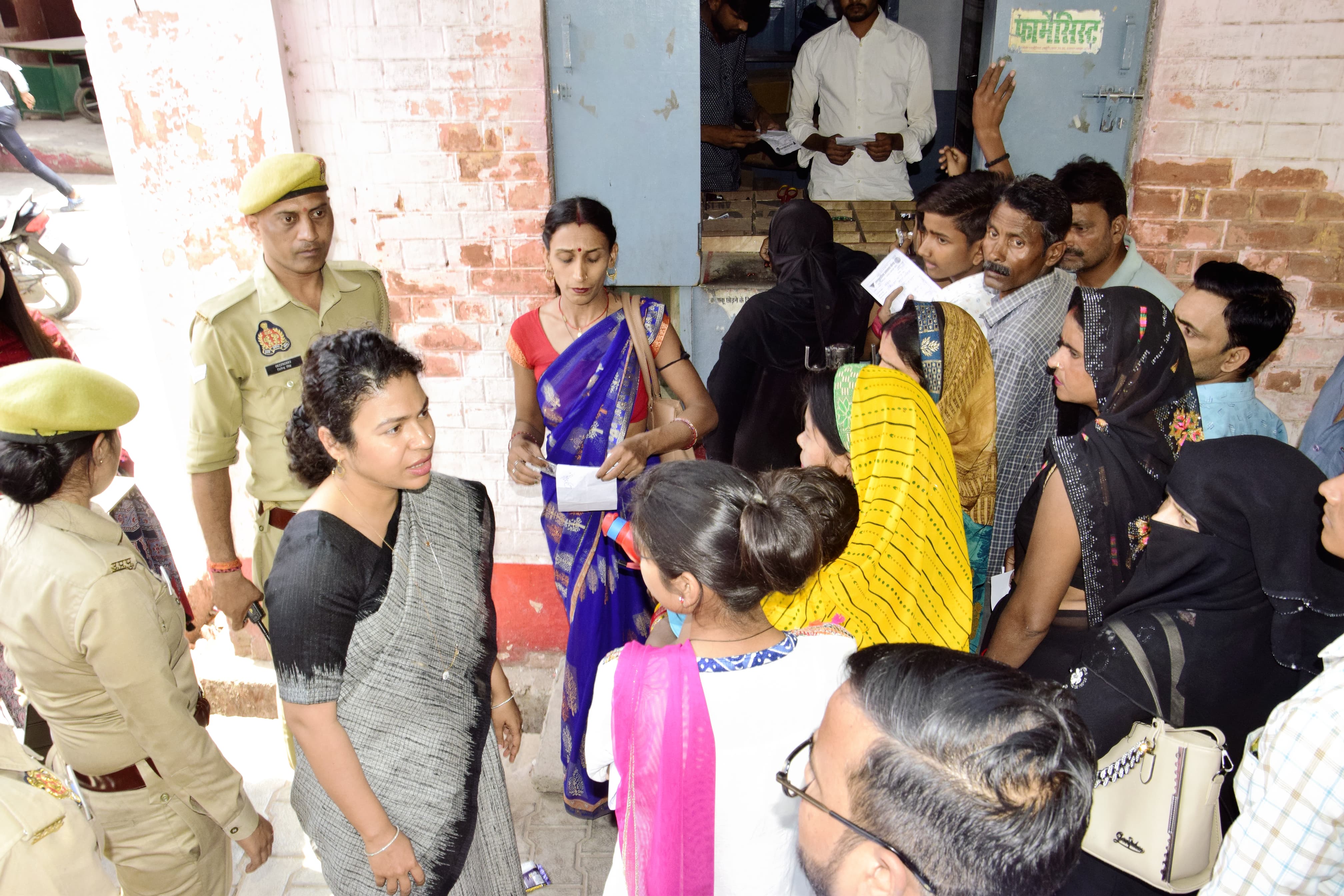 मरीजों से बात करती डीएम दुर्गा शक्ति नागपाल मरीजों से बात करती डीएम दुर्गा शक्ति नागपाल