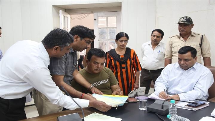 भोपालः अधिकारियों ने सुनी नागरिकों की समस्याएं भोपालः अधिकारियों ने सुनी नागरिकों की समस्याएं