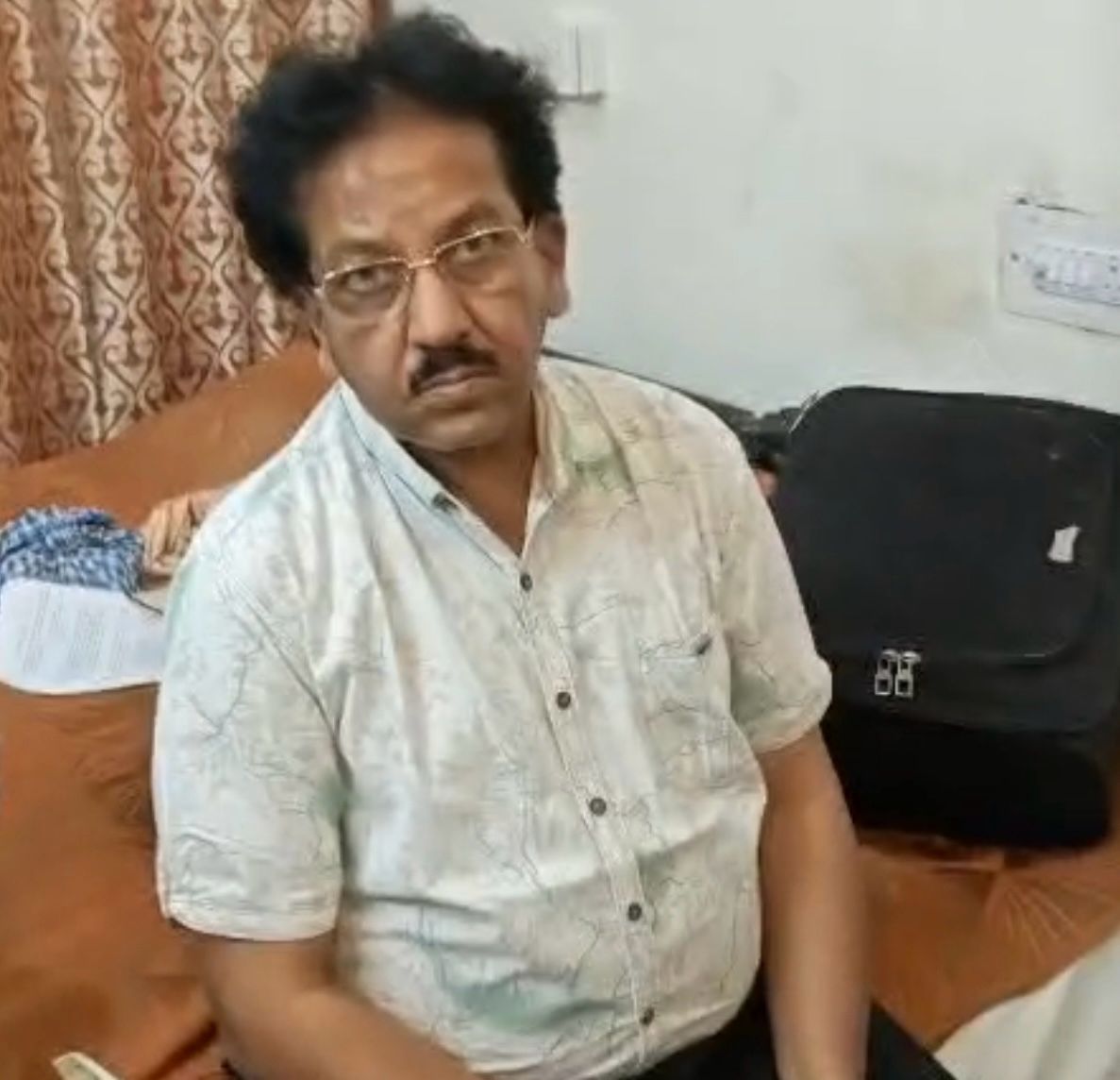 सार्वजनिक निर्माण विभाग का अधिशासी अभियंता पांच लाख रुपये की रिश्वत लेते गिरफ्तार सार्वजनिक निर्माण विभाग का अधिशासी अभियंता पांच लाख रुपये की रिश्वत लेते गिरफ्तार