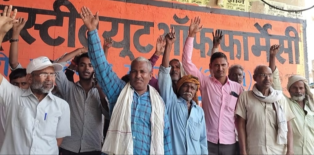 लहगंपुर कस्बे में पानी के लिए प्रदर्शन करते ग्रामीण। लहगंपुर कस्बे में पानी के लिए प्रदर्शन करते ग्रामीण।