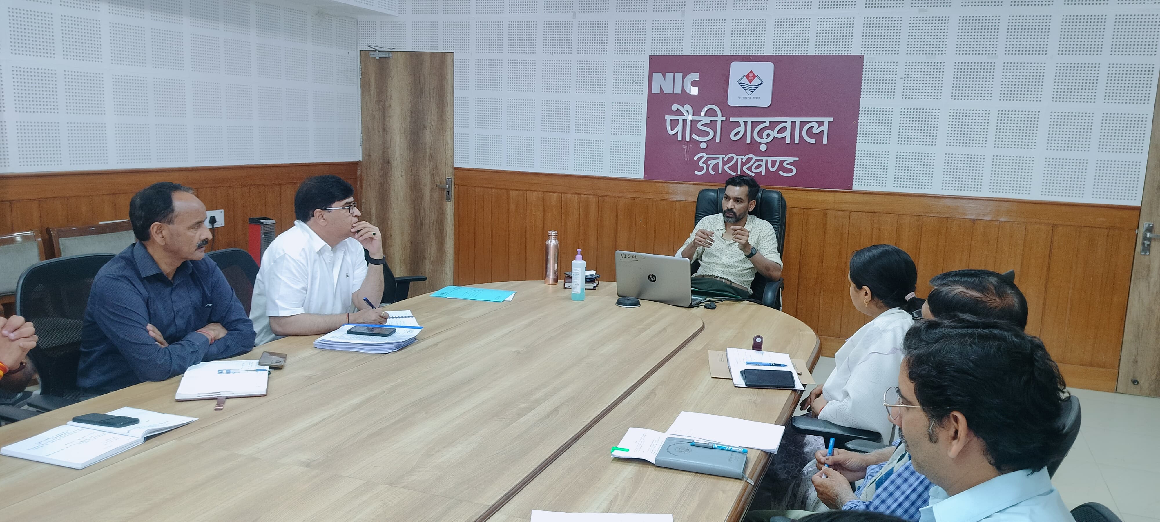सीएम हेल्पलाइन पर दर्ज शिकायतों के निराकरण में देरी को लेकर डीएम नाराज सीएम हेल्पलाइन पर दर्ज शिकायतों के निराकरण में देरी को लेकर डीएम नाराज