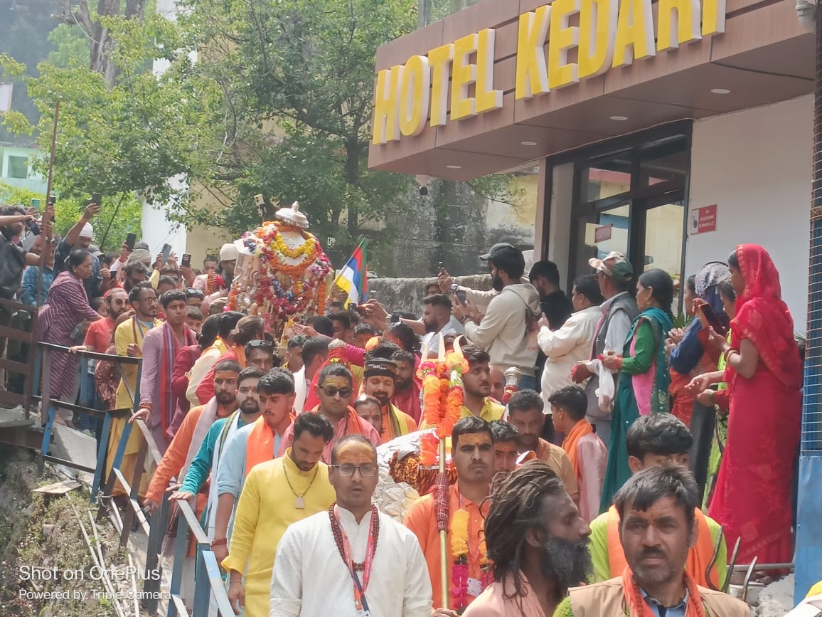 फाटा की ओर रवाना होती बाबा केदार की डोली फाटा की ओर रवाना होती बाबा केदार की डोली